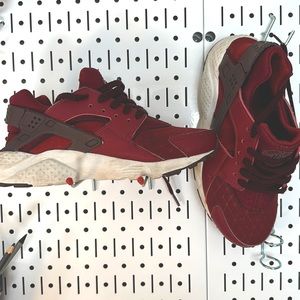 Maroon nike huaraches. Size 6y